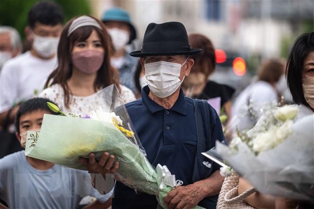 Người dân đặt hoa tưởng nhớ cựu Thủ tướng Abe Shinzo tại Nara, Nhật Bản, ngày 9/7.
