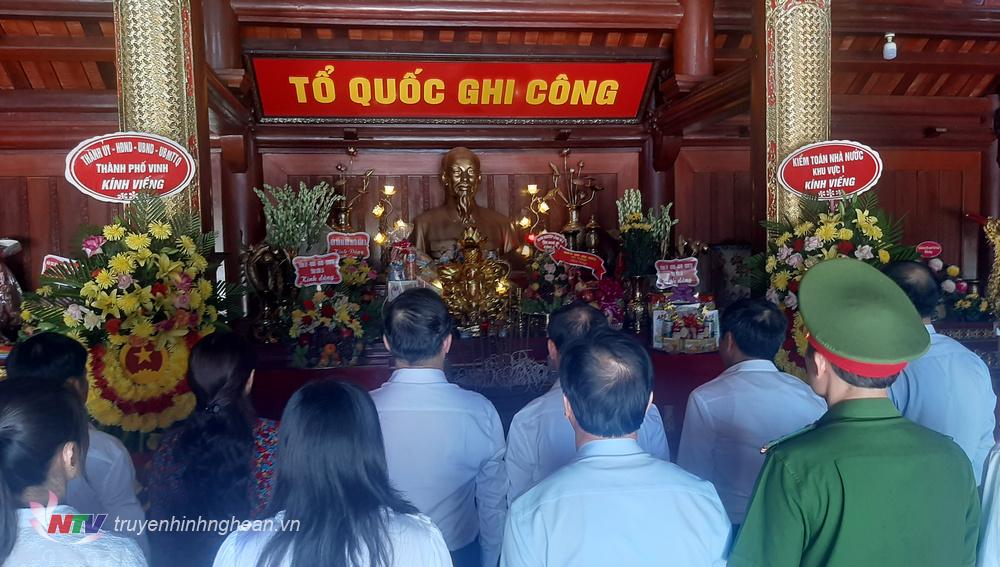 Đoàn cán bộ TP Vinh dâng hương tại Nghĩa trang Quốc tế Việt - Lào