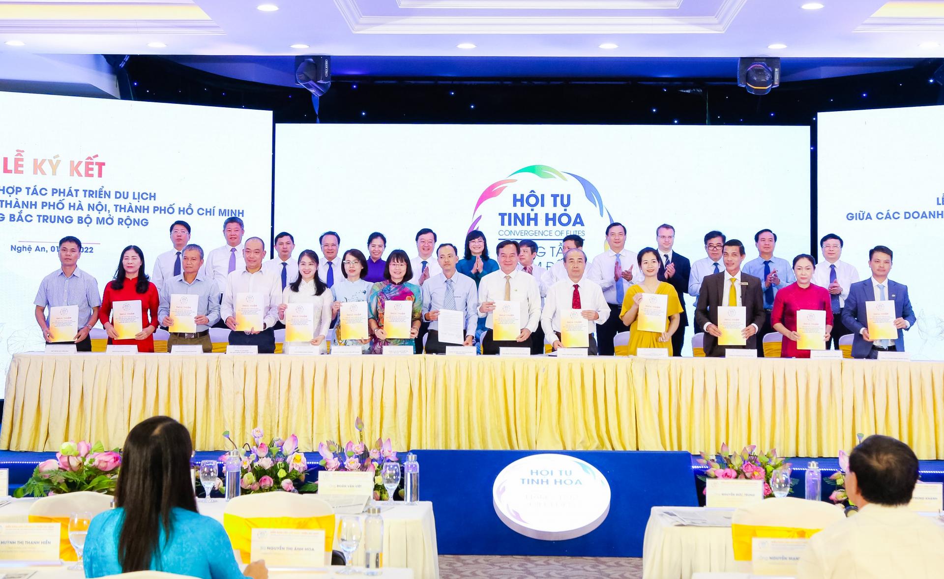 Các doanh nghiệp du lịch của thành phố Hà Nội, thành phố Hồ Chí Minh và các tỉnh, thành phố ký thoả thuận hợp tác phát triển du lịch. 