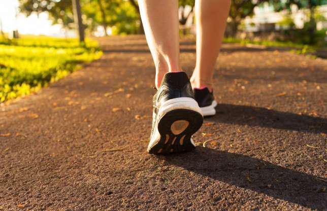 Đi bộ: Nếu không thể tới phòng gym, hãy thử đi bộ 30 phút mỗi ngày. Đi bộ giúp tăng cường trao đổi chất và giúp bạn đốt cháy mỡ thừa hiệu quả hơn.
