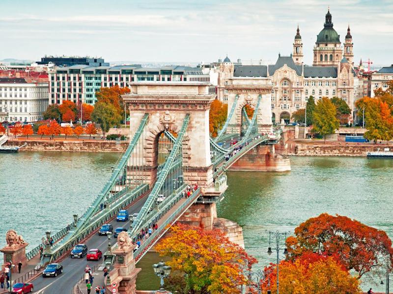 Budapest, Hungary: Du lịch mùa thu đến thành phố Budapest thật sự là một thời điểm hoàn hảo. Không chỉ có cảnh quan tuyệt đẹp, nhiệt độ thành phố còn luôn mát mẻ chỉ với 21 độ C.