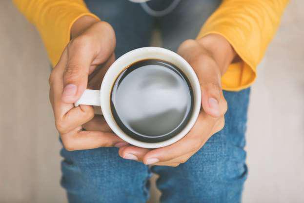 Uống 1 chút cà phê: Caffein trong cà phê là chất lợi tiểu trung tính, giúp bạn loại bỏ nước thừa trong cơ thể, kích thích co bóp ruột và nhanh chóng tống các chất thải khỏi cơ thể. Vòng bụng của bạn nhờ đó có thể giảm bớt được 1-2cm.