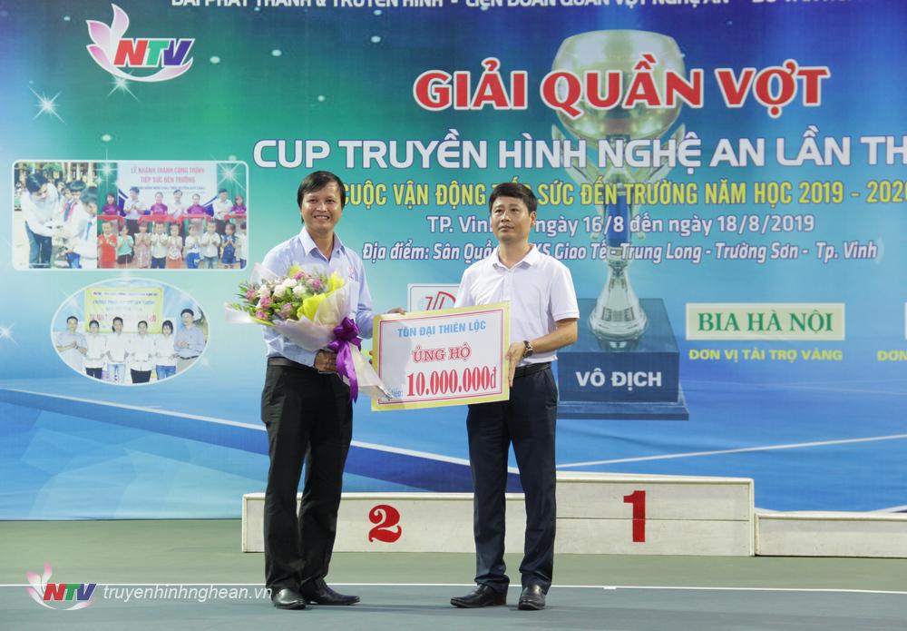 Ông Thái Thanh Nghĩa - Chủ tịch HĐQT Công ty CP Tôn Đại Thiên Lộc trao ủng hộ cho học sinh nghèo miền núi Nghệ An.