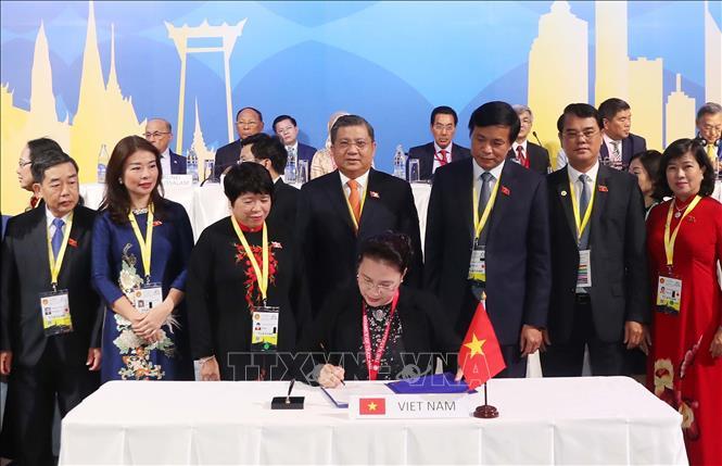 Chủ tịch Quốc hội Nguyễn Thị Kim Ngân ký Tuyên bố chung tại Lễ bế mạc AIPA 40. 