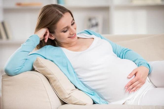 Phụ nữ mang thai và cho con bú: Nghiêm cấm sử dụng nước ép nha đam. Nó có thể kích thích các cơn co thắt tử cung ở phụ nữ mang thai, dẫn đến khuyết tật bẩm sinh và sẩy thai. 