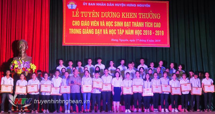 Hưng Nguyên: Tuyên dương 152 học sinh, giáo viên đạt thành tích cao năm học 2018 - 2019