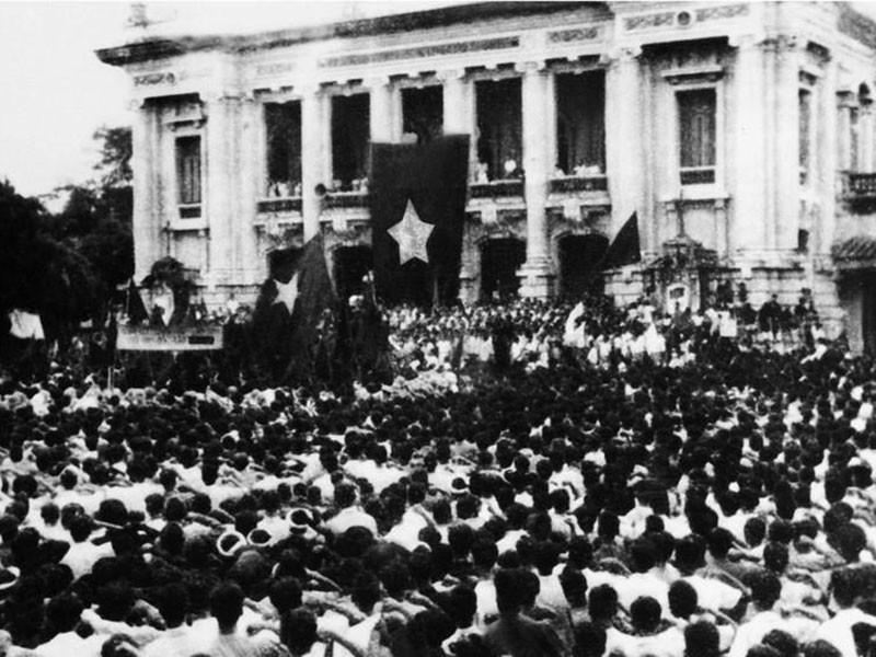 Ngày 19-8-1945, hàng chục vạn người dân ở Hà Nội và các tỉnh lân cận kéo về quảng trường Nhà hát lớn Hà Nội dự mít tinh hưởng ứng cuộc Tổng khởi nghĩa giành chính quyền. Ảnh: Tư liệu TTXVN