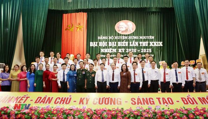 lãnh đạo tỉnh chụp ảnh lưu niệm cùng Ban Chấp hành Đảng bộ huyện Hưng Nguyên khóa XXIX, nhiệm kỳ 2020 - 2025. 
