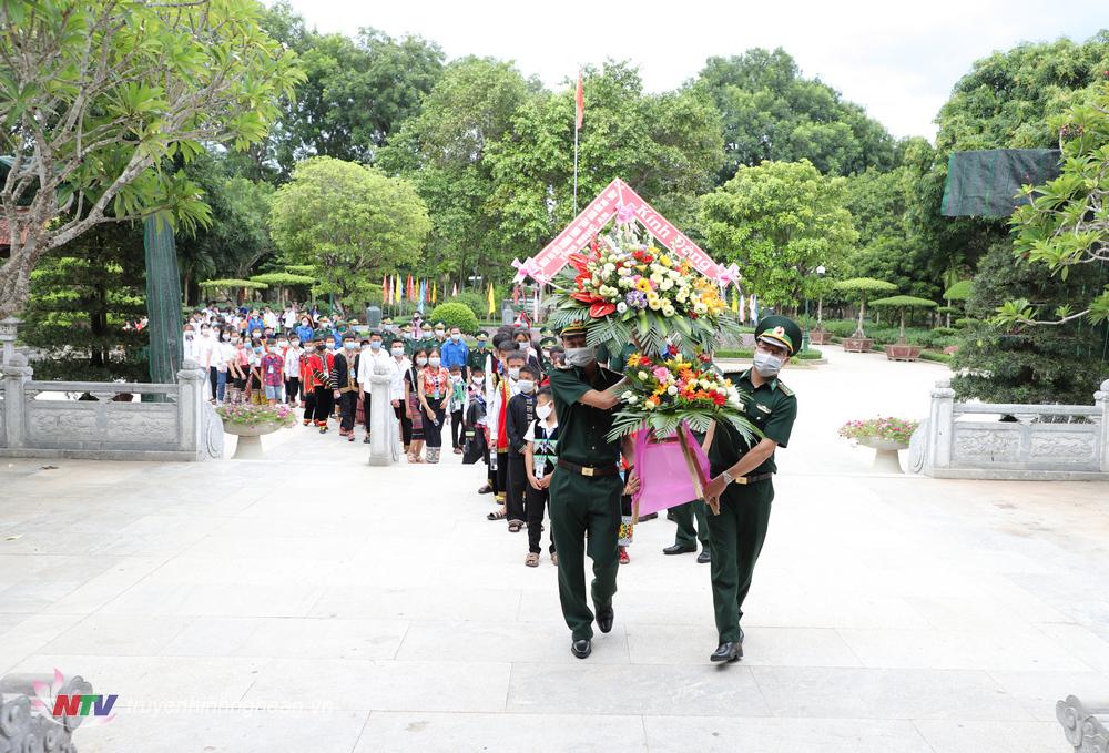 Đoàn đại biểu về dâng hoa, dâng hương Chủ tịch Hồ Chí Minh tại Khu di tích Kim Liên, huyện Nam Đàn.