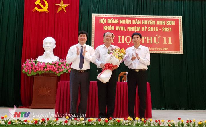 Đại diện lãnh đạo huyện Tặng hoa cho ông Đặng Xuân Quang 