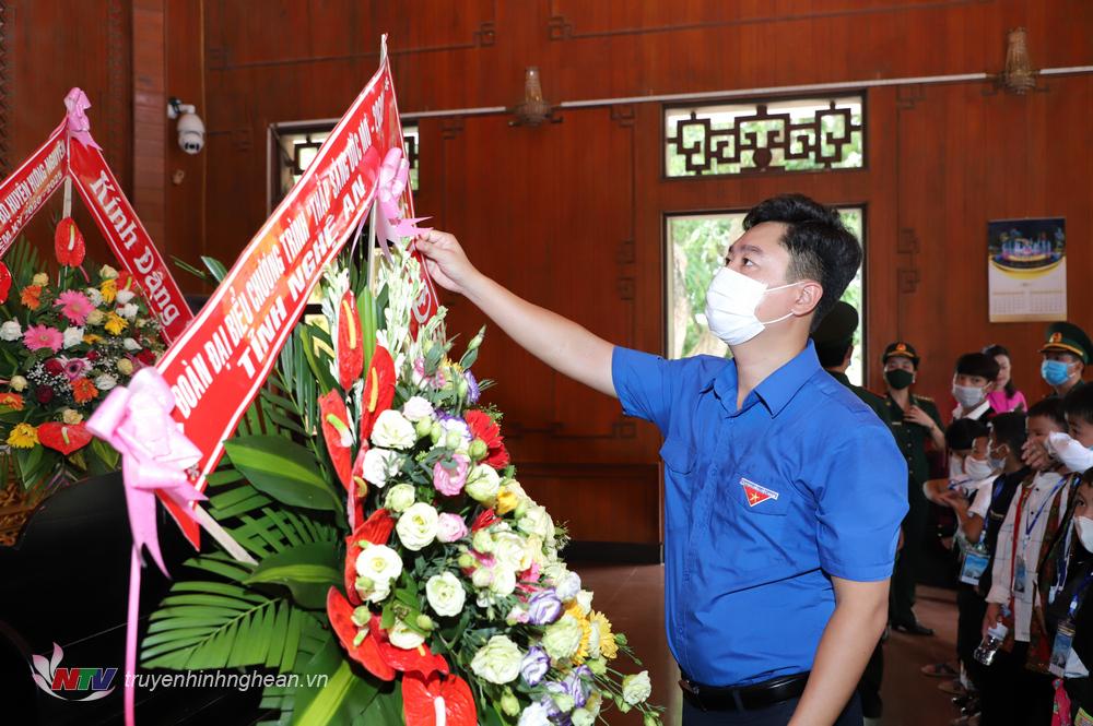 Đồng chí Lê Văn Lương - Phó Bí thư Tỉnh đoàn, Chủ tịch Hội đồng đội tỉnh dâng lẵng hoa tươi lên anh linh Chủ tịch Hồ Chí Minh.