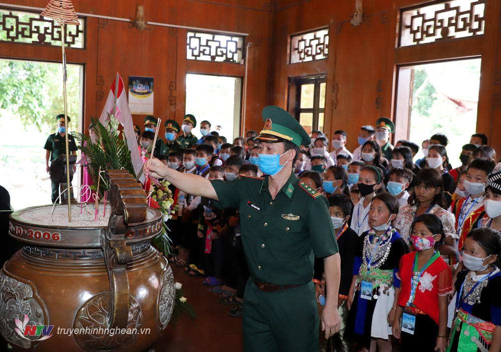 Thượng tá Trần Quang Trung - Phó Chủ nhiệm Chính trị, Bộ đội biên phòng tỉnh dâng nén hương thơm lên anh linh Chủ tịch Hồ Chí Minh.