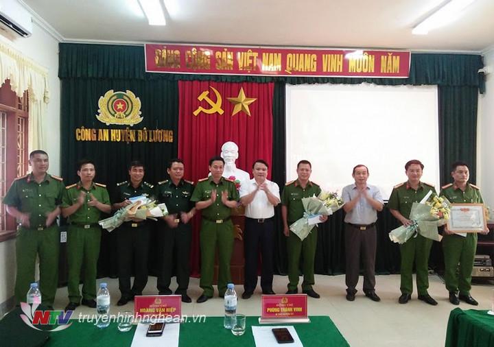 Lãnh đạo công an tỉnh, lãnh đạo bộ đội biên phòng tỉnh, lãnh đạo huyện Đô Lương đã trao thưởng cho các đồng chí tham gia chuyên án 317L