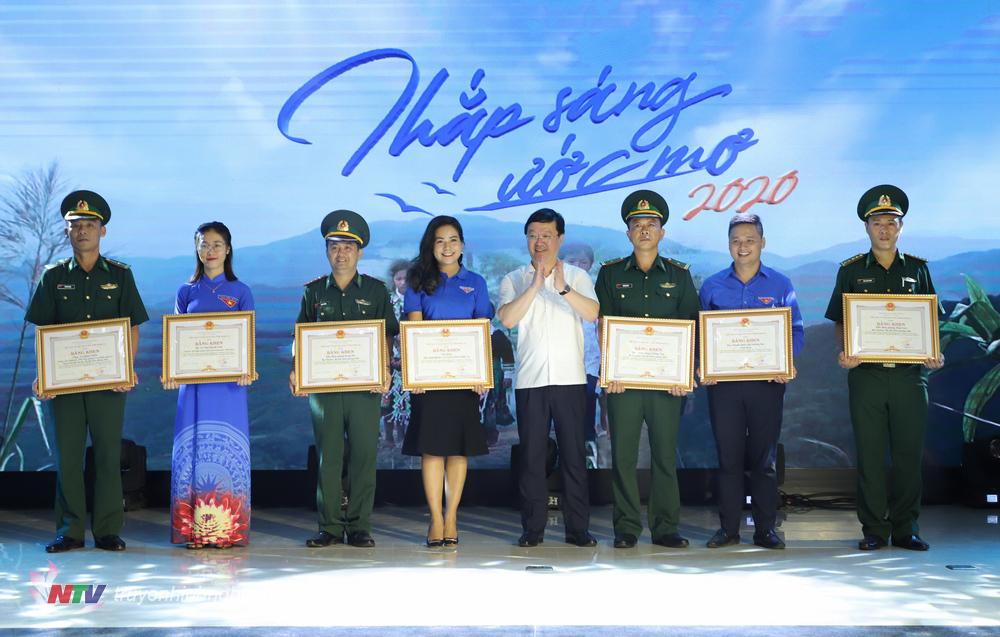 Chủ tịch UBND tỉnh Nguyễn Đức Trung trao bằng khen cho các đơn vị, cá nhân có nhiều đóng góp cho chương trình Thắp sáng ước mơ - 2020.