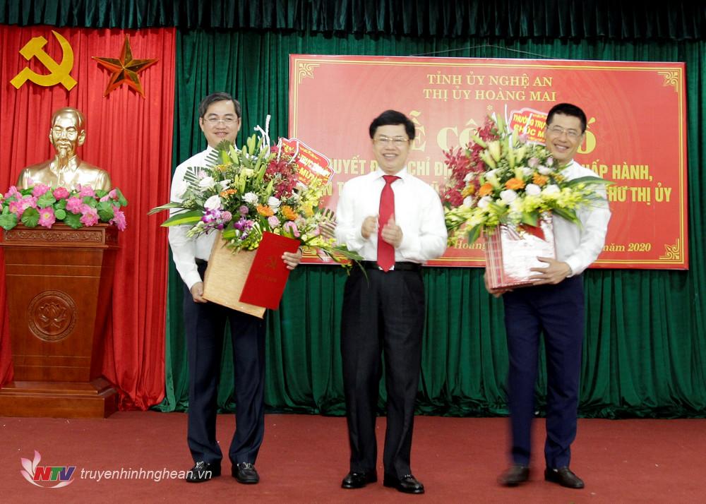 Phó Bí thư Thường trực Tỉnh ủy, Chủ tịch HĐND tỉnh Nguyễn Xuân Sơn trao Quyết định và tặng hoa chúc mừng tân Bí thư Thị ủy và Phó Bí thư Thị ủy Hoàng Mai.