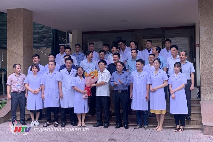 Phó Chủ tịch UBND tỉnh Bùi Đình Long tặng hoa động viên đoàn cán bộ y tế vào hỗ trợ Đà Nẵng chống dịch.