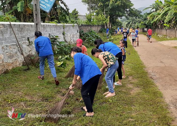 thiếu niên nhi đồng xã Nghĩa Thịnh vệ sinh đường làng ngõ xóm
