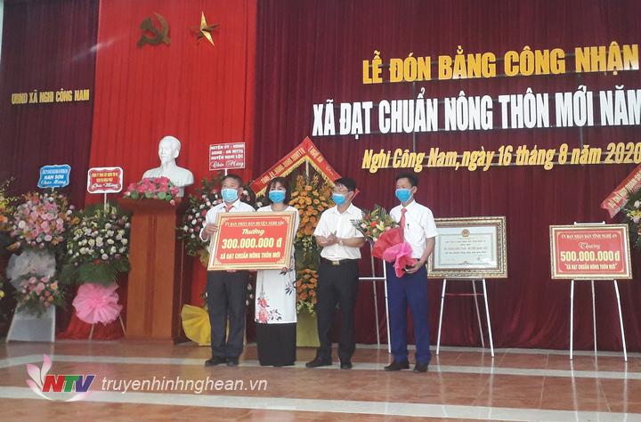 Đại diện lãnh đạo huyện trao thưởng cho xã Nghi Công Nam.