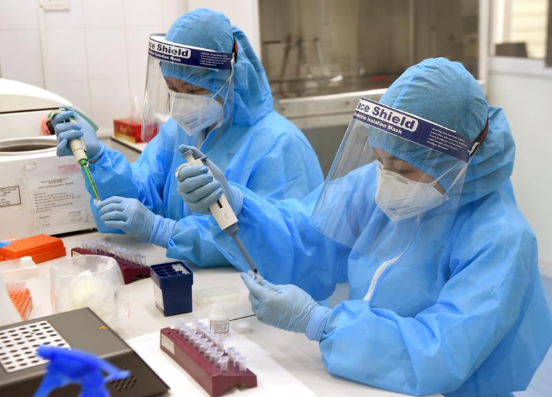 Cán bộ CDC Nghệ An tách chiết mẫu bệnh phẩm để xét nghiệm SARS-CoV 2