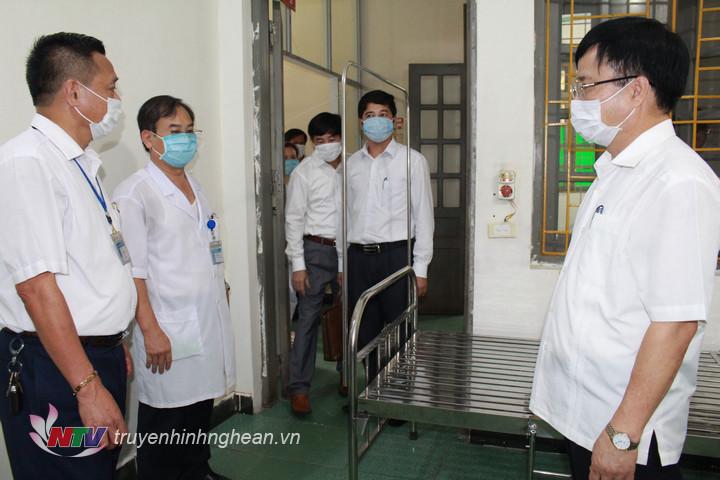 Phó Chủ tịch UBND tỉnh Bùi Đình Long đi kiểm tra khu cách ly tại Trung tâm y tế huyện Quỳ Hợp.