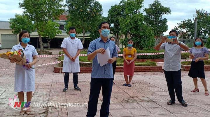 -Lãnh đạo trung tâm y tế huyện Quỳnh Lưu đọc quyết định hết thời gian cách ly đối với 24 trường hợp F1 và F2 xã An Hòa