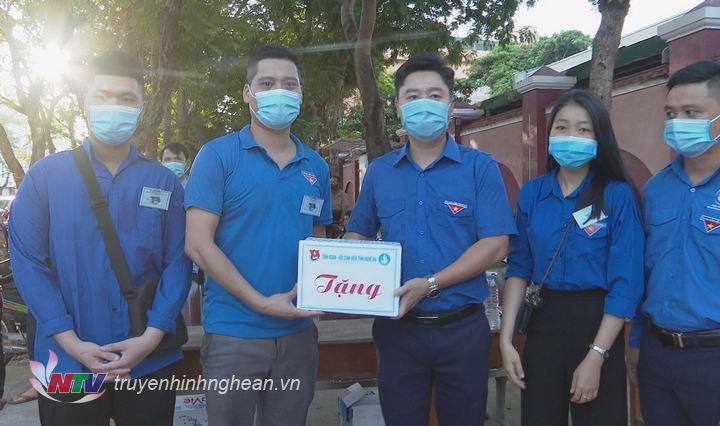 Đại diện BTV Tỉnh đoàn tặng quà cho Đội thanh niên tình nguyện tại điểm thi Trường THPT Huỳnh Thúc Kháng.