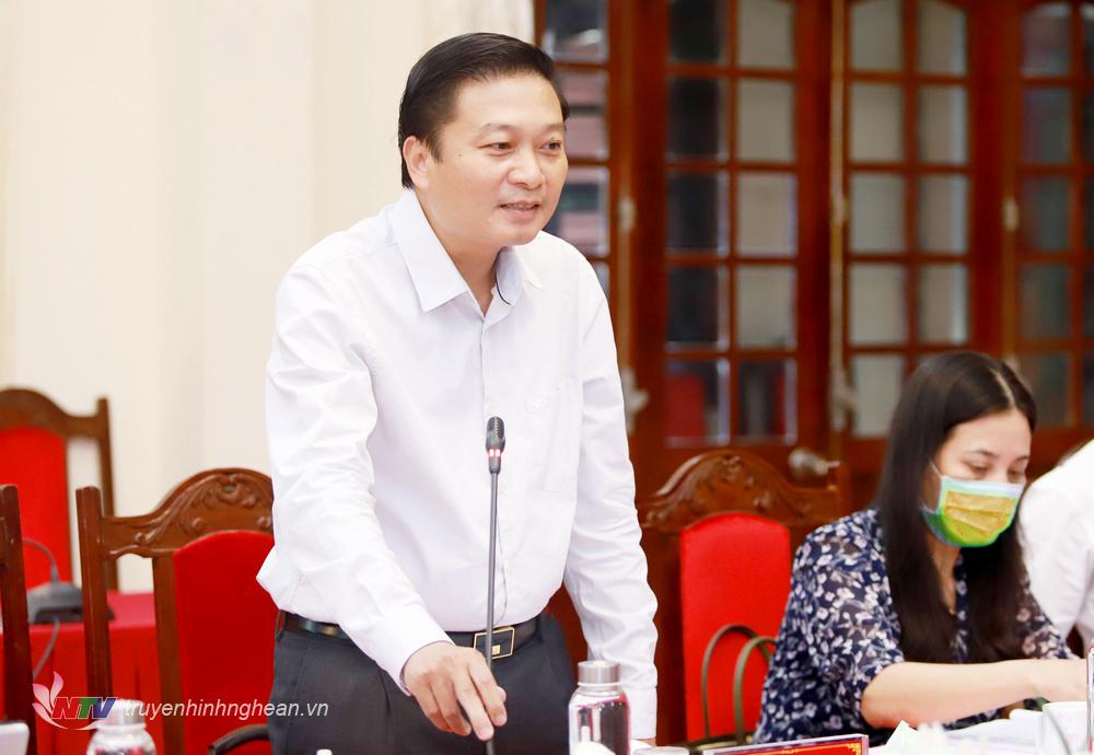 Phó Chủ tịch Thường trực UBND tỉnh Lê Hồng Vinh đóng góp ý kiến tại buổi làm việc.