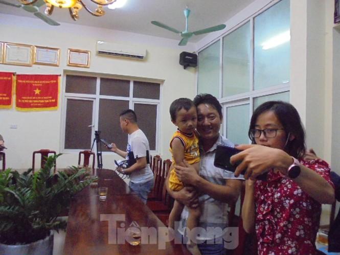 Bé trai bị bắt cóc đoàn tụ với gia đình tại cơ quan Công an tỉnh Bắc Ninh