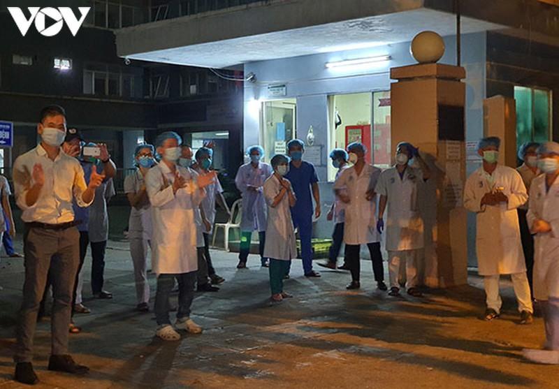 ác bác sỹ Bệnh viện chấn thương chỉnh hình Đà Nẵng hát vang khi lệnh phong tỏa được dỡ bỏ.