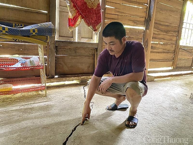 Ông Nguyễn Văn Hồng bên những nơi bị lún, nứt toác trong căn nhà của mình