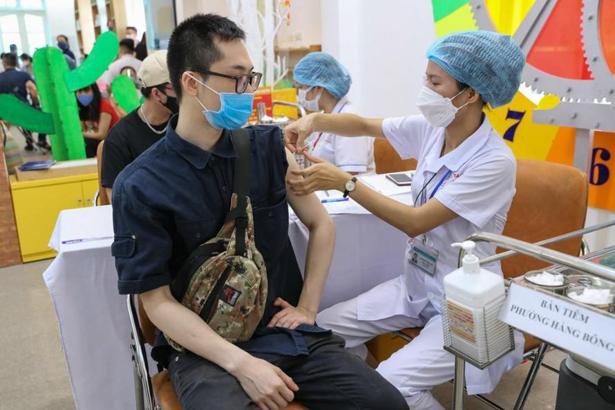 Tiêm vắc- xin ngừa COVID-19 cho người dân tại quận Hoàn Kiếm (Hà Nội) 