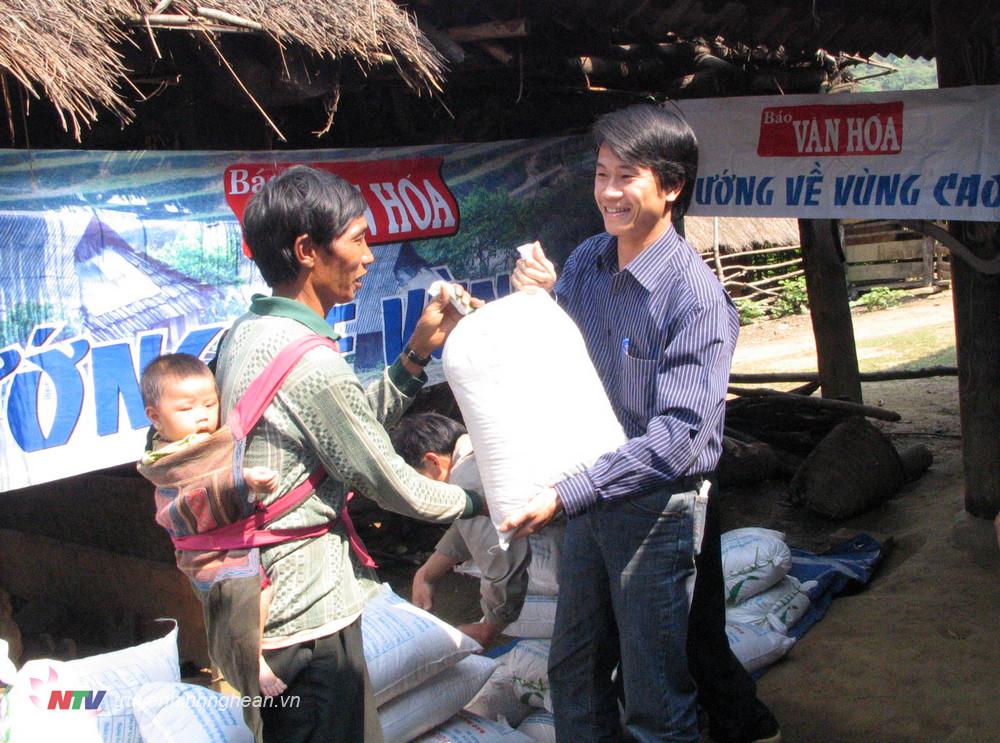 Nhà báo Phan Anh trao gạo cho người nghèo trong một chương trình từ thiện hướng về vùng cao của Báo Văn hoá.