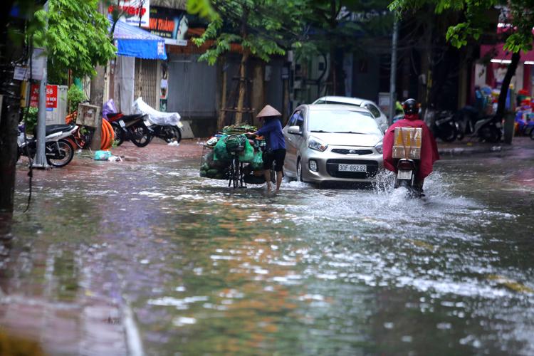 Bắc Bộ, Thanh Hóa và Nghệ An có mưa rào và dông.