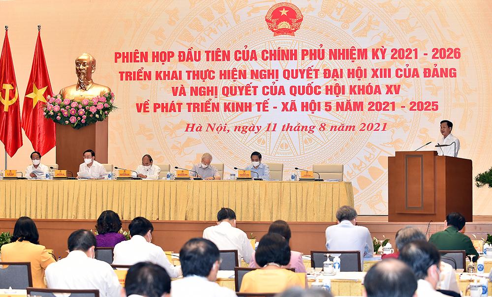 Phó Thủ tướng Chính phủ Lê Minh Khái trình bày Báo cáo về các nhiệm vụ, giải pháp trọng tâm của Chính phủ nhiệm kỳ 2021-2026 triển khai thực hiện Nghị quyết Đại hội XIII của Đảng và Nghị quyết Quốc hội về kế hoạch phát triển kinh tế - xã hội 5 năm 2021-2025. Ảnh: VGP