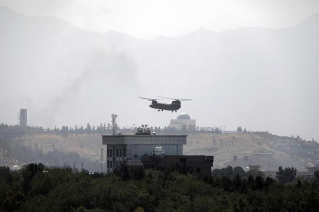 Máy bay xuất hiện trên đại sứ quán Mỹ ở Kabul ngày 15/8. Ảnh: AP