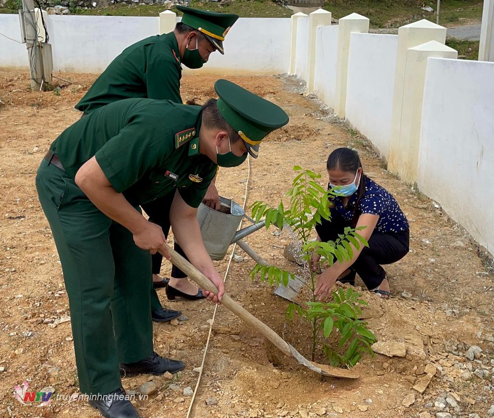 Các đại biểu trồng cây xanh trong khuôn viên điểm trường mầm non bản Tùng Hương