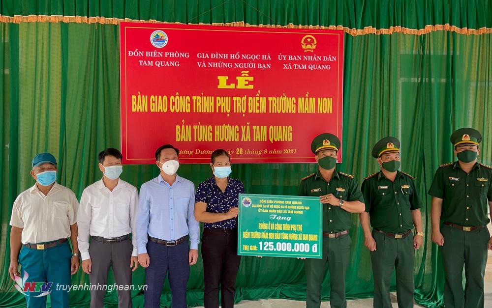 Đồn Biên phòng Tam Quang và các đại biểu trao biển tượng trưng bàn giao công trình điểm trường mầm non bản Tùng Hương, xã biên giới Tam Quang, huyện Tương Dương cho đại diện chính quyền địa phương và nhà trường