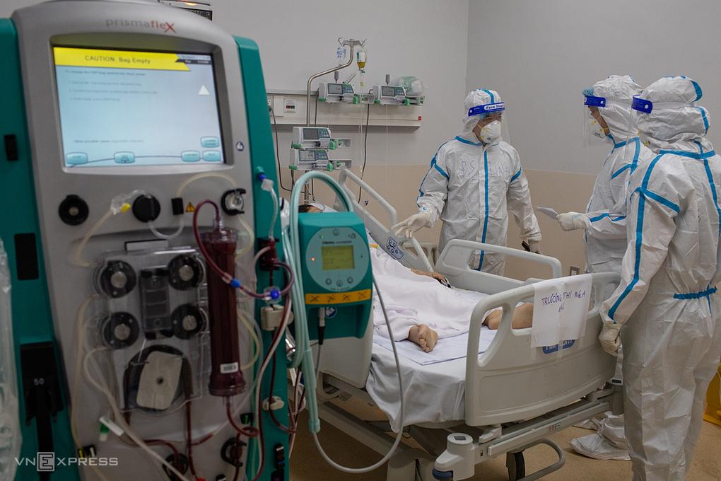 Nhân viên y tế điều trị cho các bệnh nhân nặng, nguy kịch tại Bệnh viện hồi sức Covid-19 - TP HCM (TP Thủ Đức). 