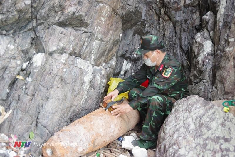 Lực lượng công binh Bộ CHQS tỉnh tiến hành bố trí lượng nổ để phá hủy quả bom.