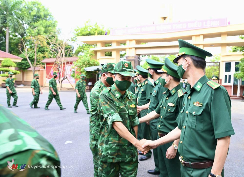Thủ trưởng Bộ Chỉ huy, lãnh đạo các phòng, ban, văn phòng BĐBP tỉnh Nghệ An tiễn các đồng chí quân y lên đường thực hiện nhiệm vụ PCD Covid - 19 