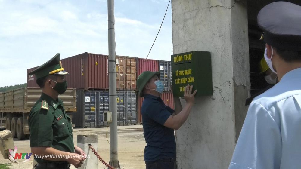 Bộ đội Biên phòng đồn cửa khẩu cảng Cửa Lò – Bến Thuỷ phối hợp với địa phương và các lực lượng gắn hòm thư tố giác người xuất nhập cảnh trái phép.