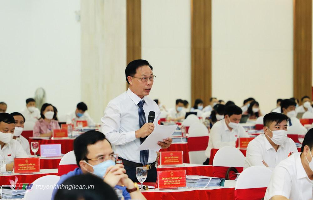 Đại biểu Nguyễn Công Văn (Nghi Lộc) phản ánh công tác cấp, đổi Giấy chứng nhận quyền sử dụng đất chậm.