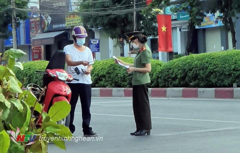 Kiểm tra giấy đi đường của người dân lưu thông trên đường TP Vinh sáng 23/8. Anh: Bình Nguyên
