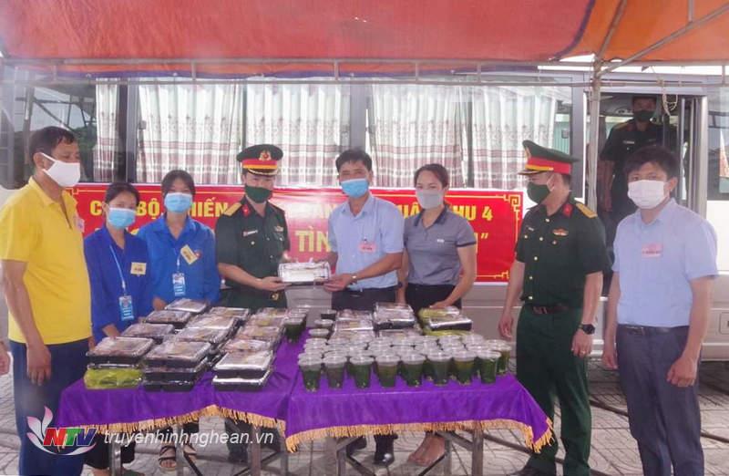Cán bộ, chiến sĩ Lữ đoàn Pháo binh 16 trao tặng những suất cơm cho điểm cách ly xã Quỳnh Tam.