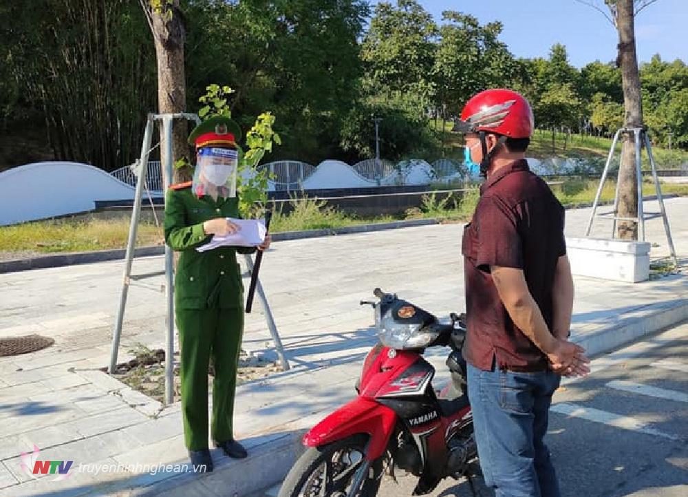 Nữ cảnh sát thực hiện nhiệm vụ tại đường Hồ Tùng Mậu