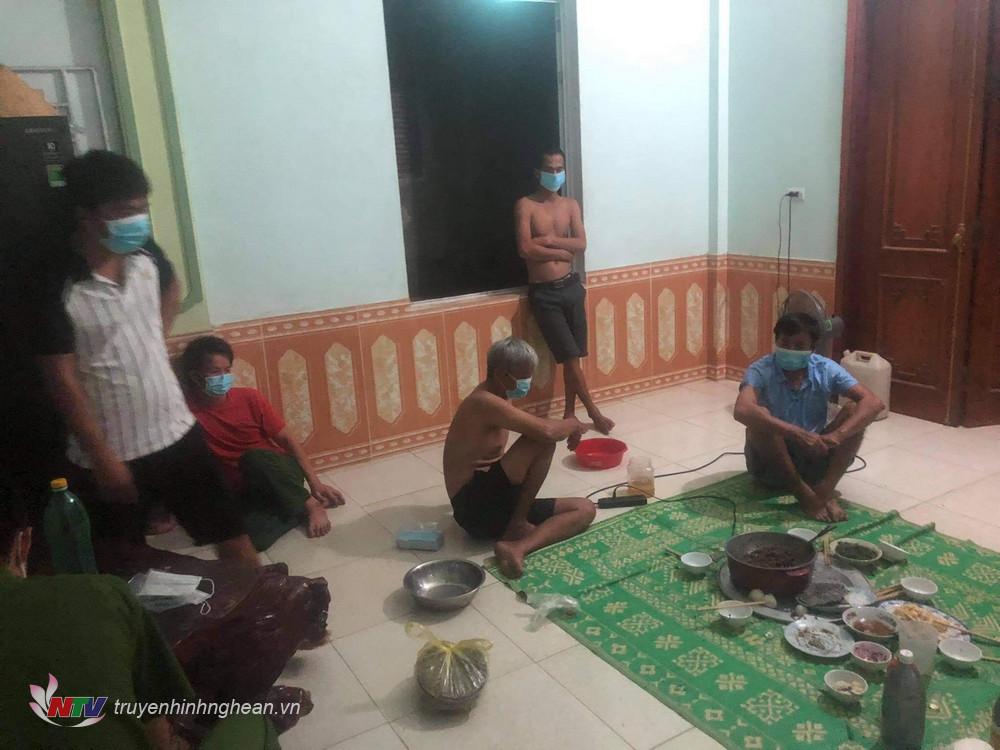 Tổ tuần tra Công an xã Tràng Sơn đã bắt quả tang 6 người đang tụ tập ăn uống trong quá trình thực hiện cách ly phòng chống dịch Covid-19