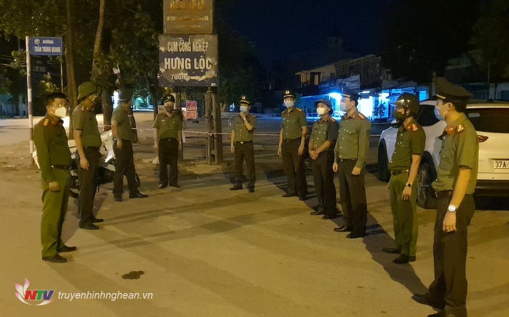 Lực lượng tăng cường quán triệt nhiệm vụ tại Chốt kiểm soát khu vực chợ Cọi, xã Hưng Lộc, vào lúc 22 giờ ngày 22.8.2021 (ảnh Minh Khôi)