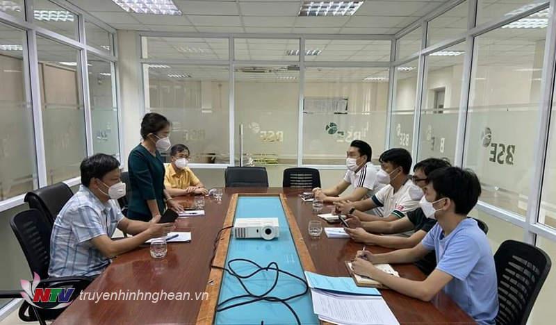 Chủ tịch UBMTTQ tỉnh Nghệ An làm việc với doanh nghiệp trong Khu công nghiệp Nam Cấm về công tác phòng, chống dịch.