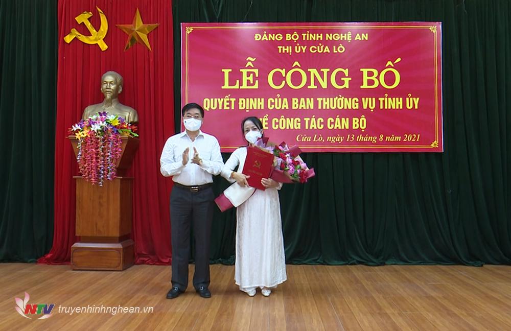 Phó Bí thư Thường trực Tỉnh ủy Nguyễn Văn Thông trao Quyết định và tặng hoa chúc mừng tân Bí thư Thị ủy Cửa Lò.
