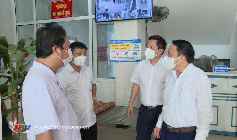 PGS-TS Dương Đình Chỉnh - Giám đốc Sở Y tế Nghệ An, Phó trưởng Ban Chỉ đạo phòng chống dịch Covid-19 tỉnh đã đi kiểm tra